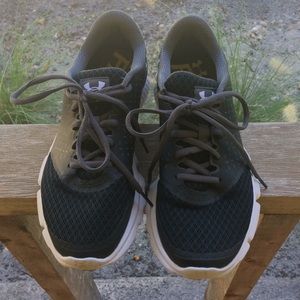 Under armour running shoes size 8
